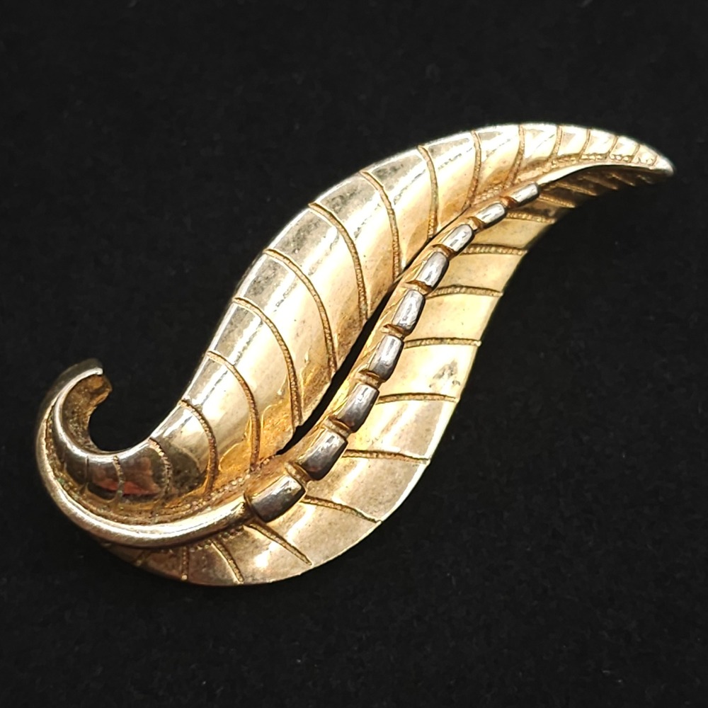 Vtg Sarah Coventry Gold Tone Leaf‎ Brooch Textured Openwork Swirl Statement 2.5"